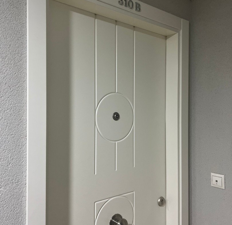 810